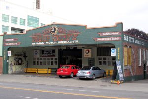 Hier gegenüber der „German Car Werkstatt“ habe ich geparkt