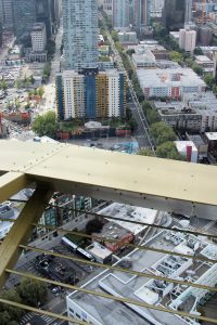 Außen auf der Aussichtplattform mit Blick auf die Strecke der Monorail