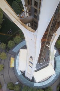 Blick auf den Turmschafft vom gläsernen Innenring