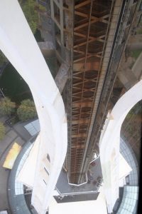 Blick auf den Turmschafft vom gläsernen Innenring