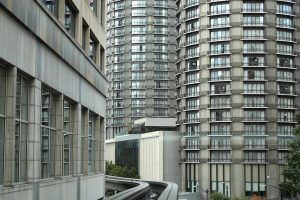 Durch Wohnhochhäuser hindurch