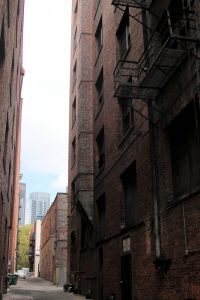 Blick in eine Seitenstraße mit Backsteingebäuden am Pioneer Square