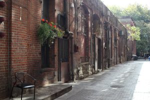 Blick in eine Seitenstraße mit Backsteingebäuden