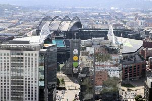Zwei Stadien direkt nebeneinander (Century Link Field für Football und Fußball mit ca. 70000 Plätzen, dahinter das Safeco Field für Baseball mit ca. 48000 Plätzen)