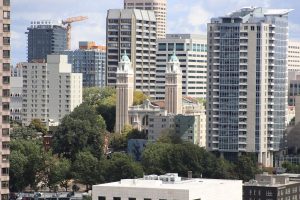Eine Kirche zwischen den Hochhäusern