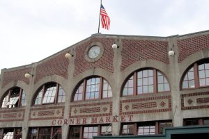 Gegenüber ist der Corner Market