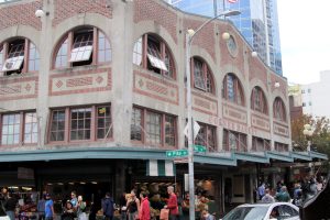 Im ganzen Komplex gibt es primär frische Lebensmittel, aber auch Krimskrams, Schmuck, Boutiquen usw.