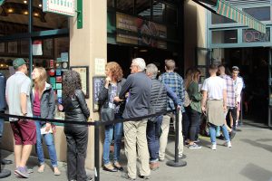 Gegenüber steht man an…