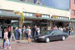 …am ältesten Starbucks-Laden (eröffnet 1977), nach Umzug aus der Querstraße
