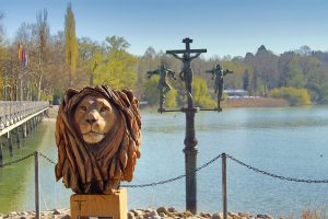 Löwe vor der Brücke zur Insel