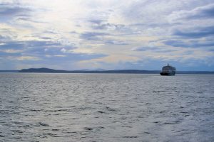 Holländisches Kreuzfahrtschiff entschwindet Richtung Puget Sound