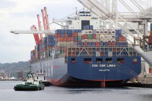 Containerfrachter im Hafen