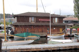 Das Center ist ein großes Hausboot