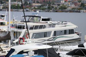 Mischung zwischen Yacht und Hausboot