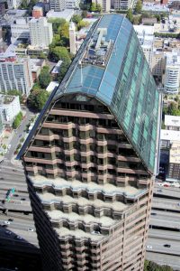 Blick nach unten auf ein anderes Hochhaus