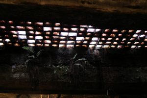 Die Glasdecke von unten ist der Gehweg oben