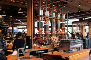 Die große Theke im Café