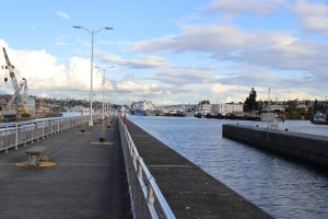 Blick ostwärts auf den Kanal (links die große Schleuse, rechts die kleine)