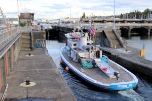 Ein Schiff läuft in die kleine Schleuse ein