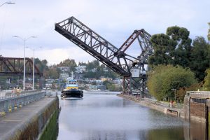 Die Eisenbahn Klappbrücke geht hoch