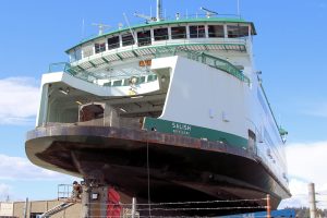 Eine Fähre in der Werft