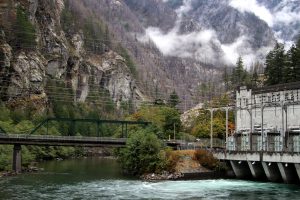 Blick ins Tal mit Brücke und Power House
