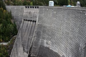 Ross Dam (165 m hoch)