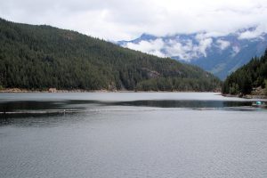 Ross Lake (links mit dem Ross Lake Resort - ohne Straßenanbindung!)