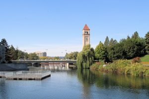 Riverfront Park mit Uhrturm, Relikt des früheren Bahnhofs