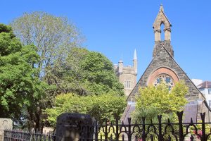 Friedhofskapelle und der Turm des Siege Museum