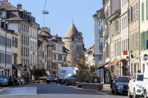 Blick von der Altstadt auf einen der Rundtürme vom Schloss