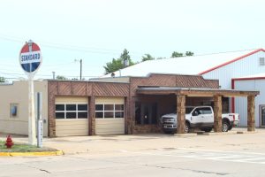 Old Standard Oil Station, ehemalige Tankstelle und Chisholm-Trail Crossing