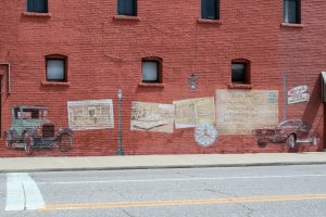 Wandgemälde, veranschaulicht die Geschichte des Gebäudes von 1903 bis in die Gegenwart.