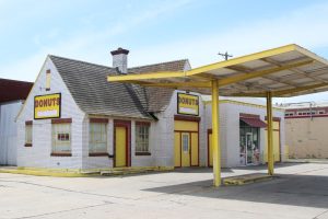 Jackson Conoco Service Station, eine restaurierte Tankstelle von 1934. Heute ein Donut-Laden. Seit 2004 im National Register of Historic Places.