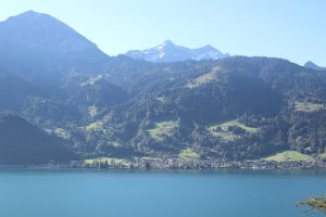 Blick über den Thunersee nach Süden