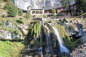 St. Beatus Wasserfall mit ehemaligem Kloster, dahinter befindet sich die St. Beatus-Höhle