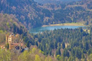 Blick auf Schloss Hohenschwangau mit Schwansee