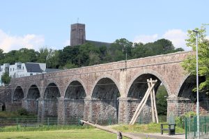 Seven Arches Bridge in Newport mit der Saint Patrick's Church im Hintergrund