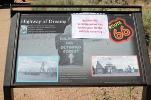 Warnung vor einer Klapperschlange auf einem Hinweisschild