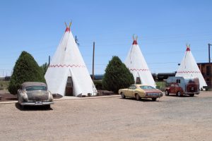 Wigwam Motel mit Wigwam Car Collection