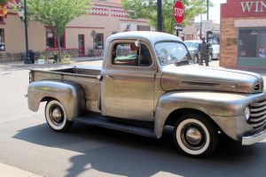 Ein Ford Pickup rollt vorbei