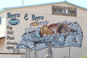 Wandgemälde an Moore's Pawn & Trading Co.