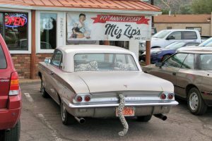 Oldsmobile Oldtimer vor Miz Zip's