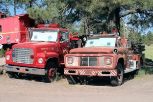 Zwei alte Feuerwehrautos