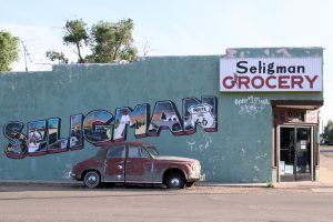 Wandgemälde und Oldtimer an der Seligman Grocery