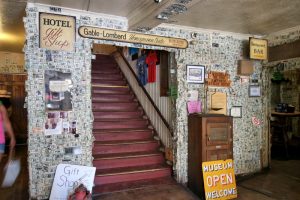 Treppe zur „Gable-Lombard Honeymoon Suite“.