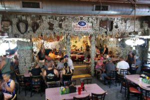 Im Inneren der Restaurant-Bar des Oatman Hotels