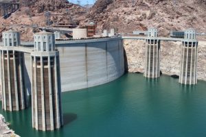 Staumauer auf der Seeseite mit den Wassereinlauftürmen
