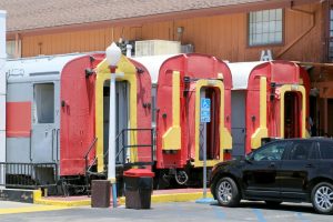 Besteht aus 3 nebeneinander gestellten Eisenbahn Waggons