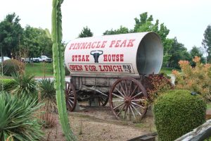 Pinnacle Peak Steakhouse, „Planwagen“ als Reklameschild